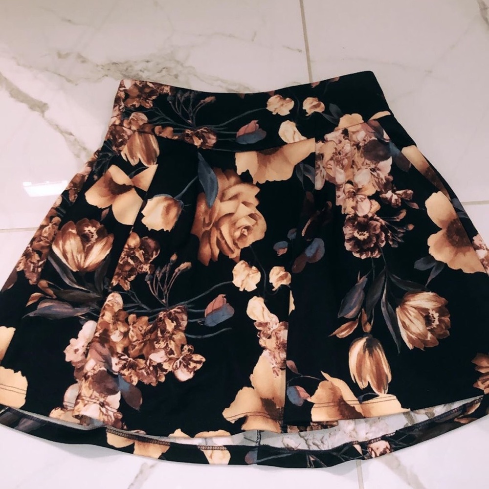 Highwaisted floral skirt